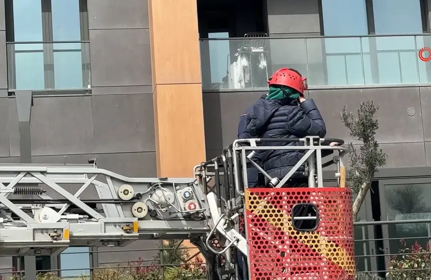 Evininbalkonunda mahsur kalan genç kadını itfaiye kurtardı 3