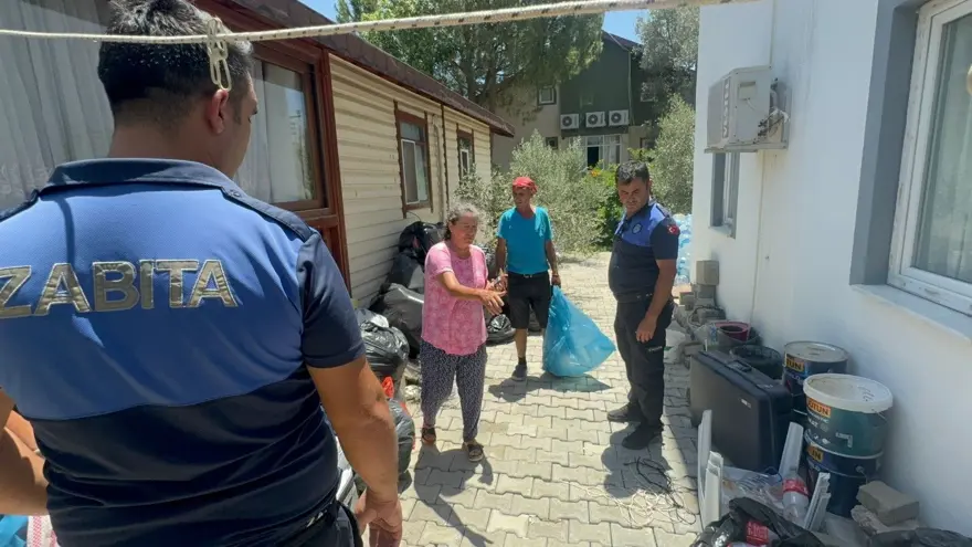 Muğla'da çevreye yayılan kötü koku ekipleri harekete geçirdi! Çöp evin içinden çıkanları gören şaşırdı 4