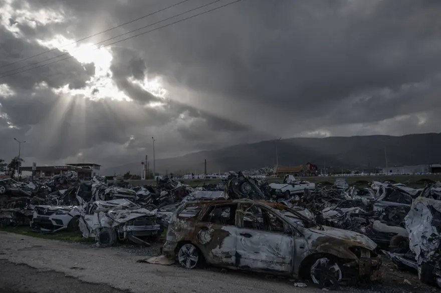 "Araba mezarlığı" felaketin boyutunu gözler önüne seriyor 13