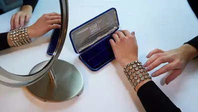 Marie Antoinette'in elmas bilezikleri 8 milyon dolara satıldı