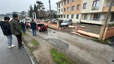 Düzce'de otomobil duvara çarptı: 5 yaralı
