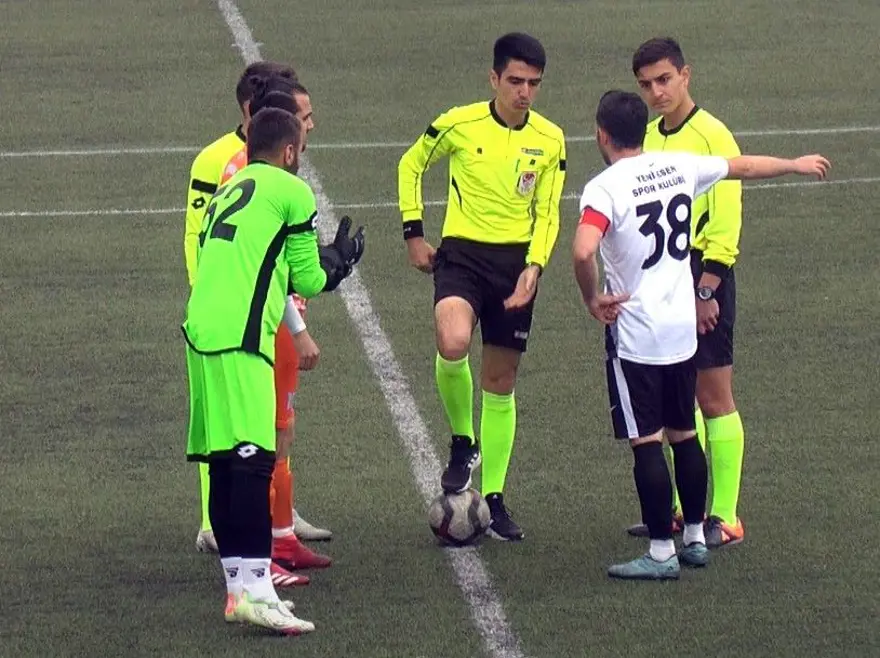 Futbolcu hakeme saldırdı maç tatil edildi 