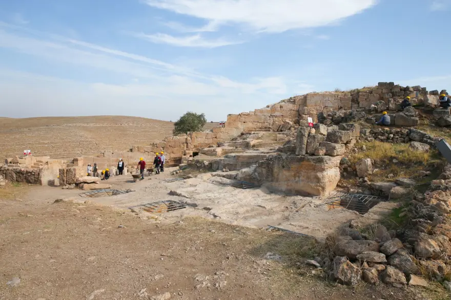 Diyarbakır'daki Zerzevan Kalesi'nde 1900 yıllık Mithras Tapınağı'nın anıtsal kapısına ulaşıldı 11