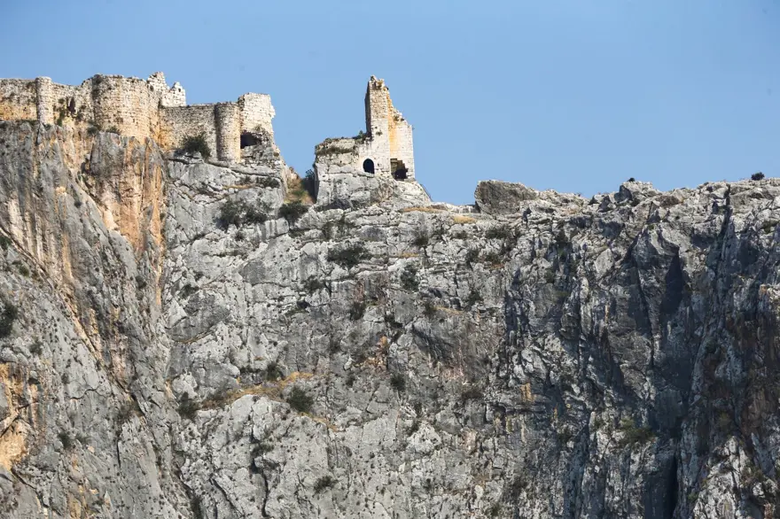 Adana'daki Anavarza Antik Kenti'nde gladyatör mezarlarına rastlandı 1 Adana'daki Anavarza Antik Kenti'nde gladyatör mezarlarına rastlandı 1