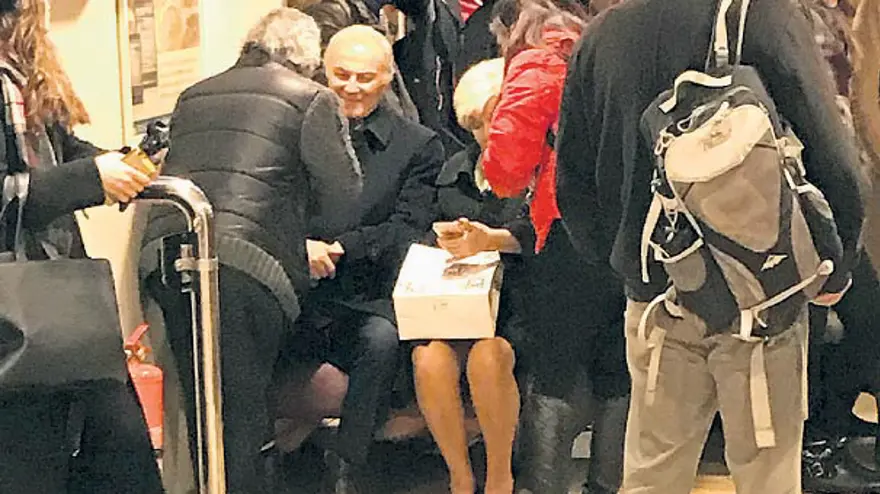 Oyuncu Merve Boluğur otobüste (Toplu taşıma kullanan ünlüler) 43