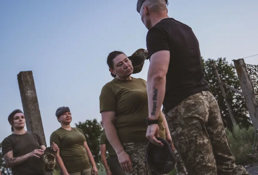 Ukraynalı kadınlar cephede görev almak için hazırlık yapıyor 42 Ukraynalı kadınlar cephede görev almak için hazırlık yapıyor 42