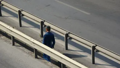 Sosyal medyada herkes onu konuşuyor! Yaz kış demeden E-5 karayolunda yürüyor, "Burası bana iyi geliyor"