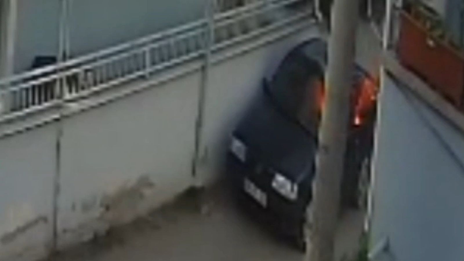 Husumetlisinin arabasını benzin döküp yaktı