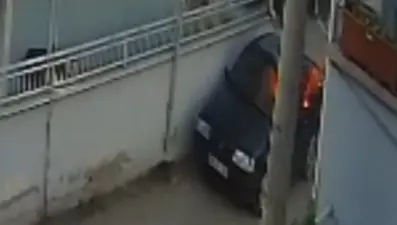 Husumetlisinin arabasını benzin döküp yaktı