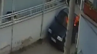 Husumetlisinin arabasını benzin döküp yaktı