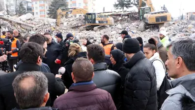 Enkaz başında "kolon kesme" tartışması