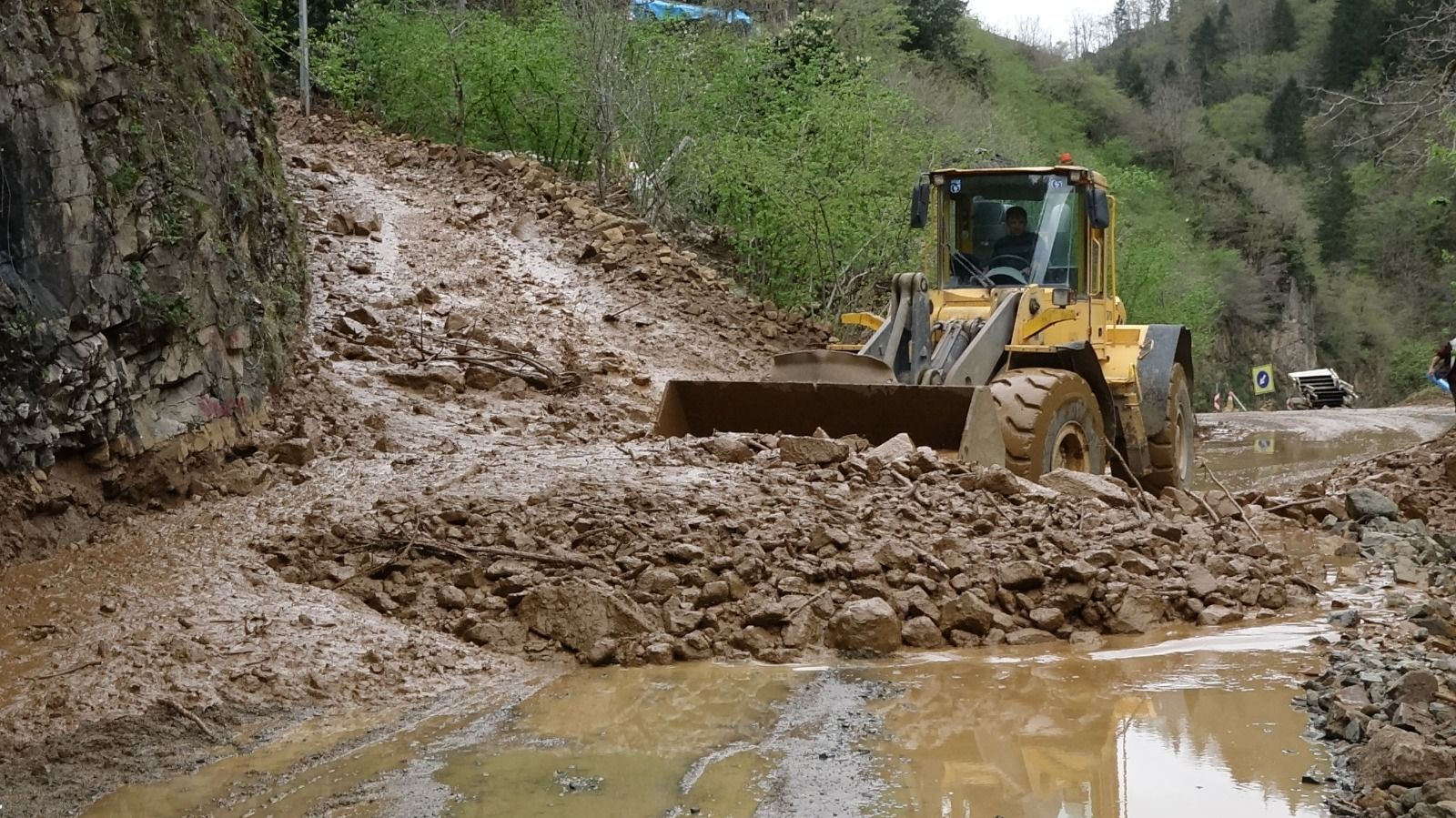 Trabzon'da heyelan yol kapattı