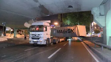 Köprüye çarpan TIR, yolu trafiğe kapattı