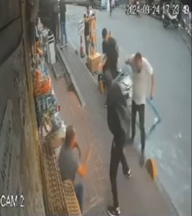 Kaldırımda sohbet ederken üzerine cam çerçeve düştü