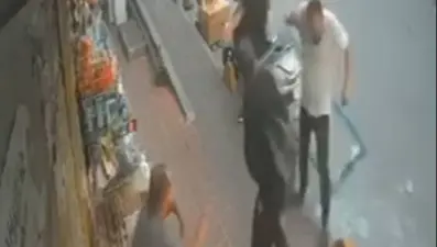 Kaldırımda sohbet ederken üzerine cam çerçeve düştü