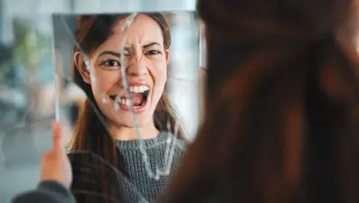 Şizofreni belirtileri nelerdir? Şizofreni neden olur?