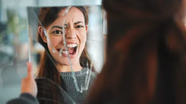 Şizofreni belirtileri nelerdir? Şizofreni neden olur?