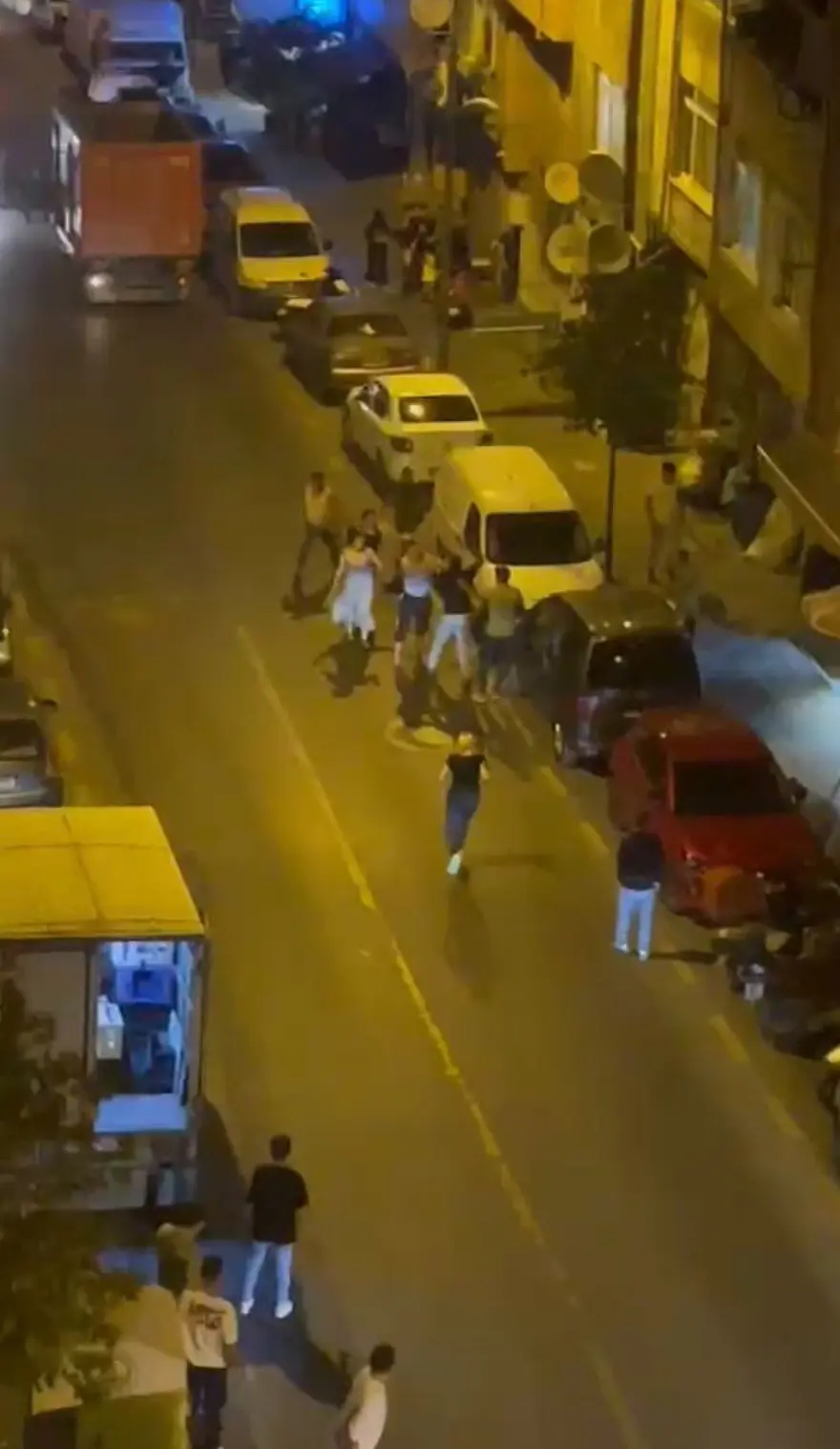 Akrabalar döner bıçaklarıyla birbirine girdi (Kavga alanında kaza yapan kuryeyi de dövdüler) Akrabalar döner bıçaklarıyla birbirine girdi (Kavga alanında kaza yapan kuryeyi de dövdüler)