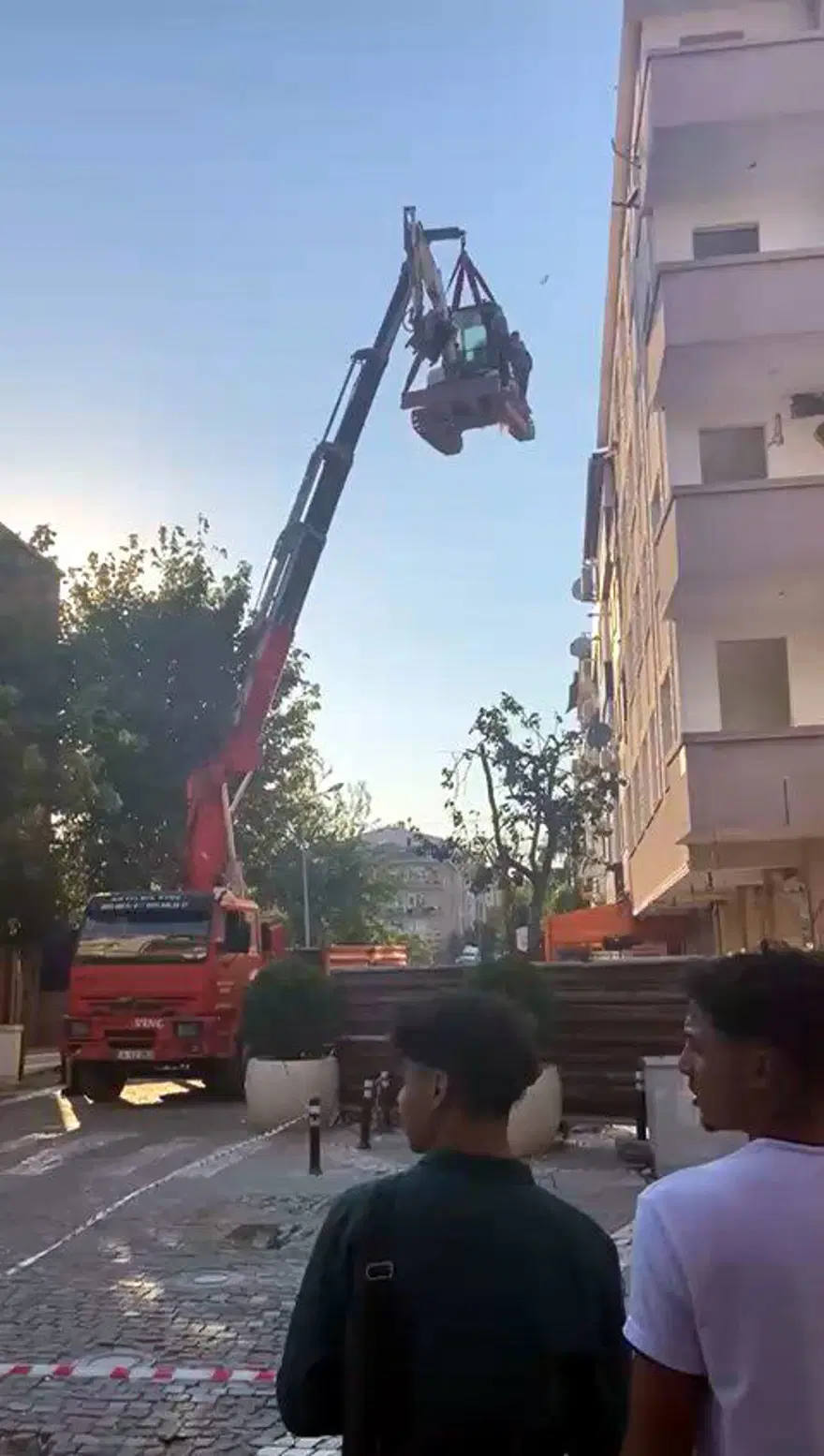 Yürekleri ağızlara getiren an: Çatıdan vinçle indiler 1