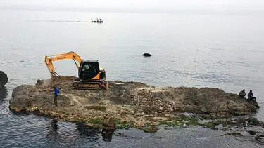 Deniz ortasında define arıyor