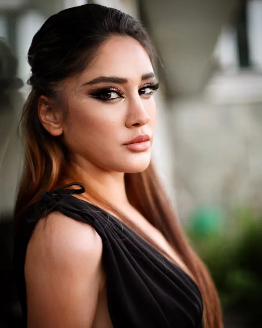 "HER SABAH MAKYAJ YAPMAK ZORUNDA KALDIM" 1 "HER SABAH MAKYAJ YAPMAK ZORUNDA KALDIM" 1