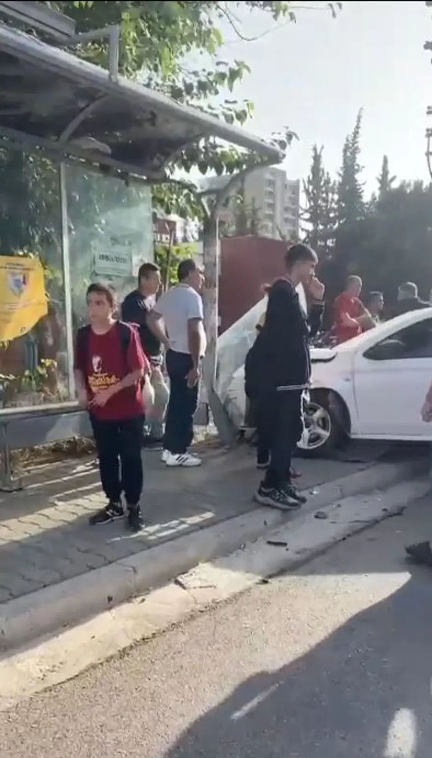 Kontrolden çıkan otomobil otobüs durağına daldı: 3 yaralı 3