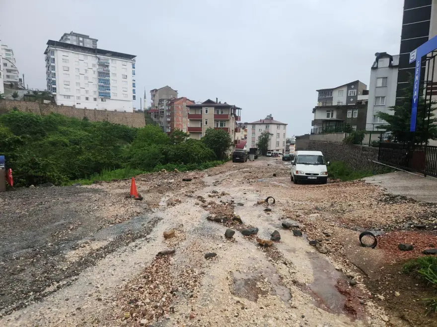 Şiddetli yağış sokakları göle çevirdi! Sel, su baskınları yaşanıyor, yağış gün boyu sürecek 6