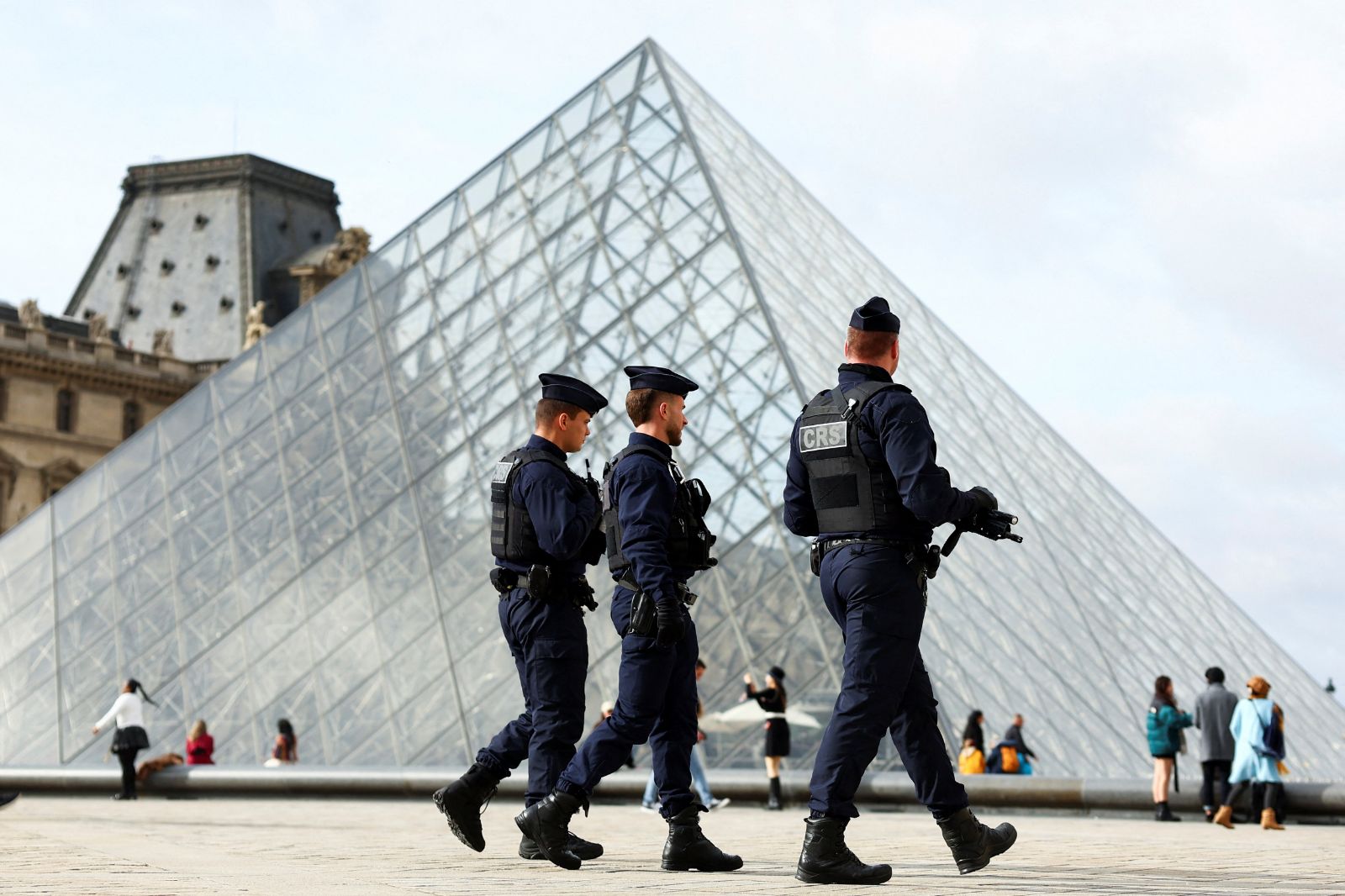 Paris polisi itiraf etti: Louvre soygunu güvenlik krizine dönüştü