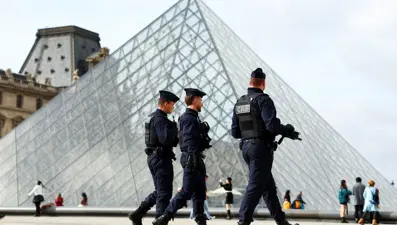 Paris polisi itiraf etti: Louvre soygunu güvenlik krizine dönüştü