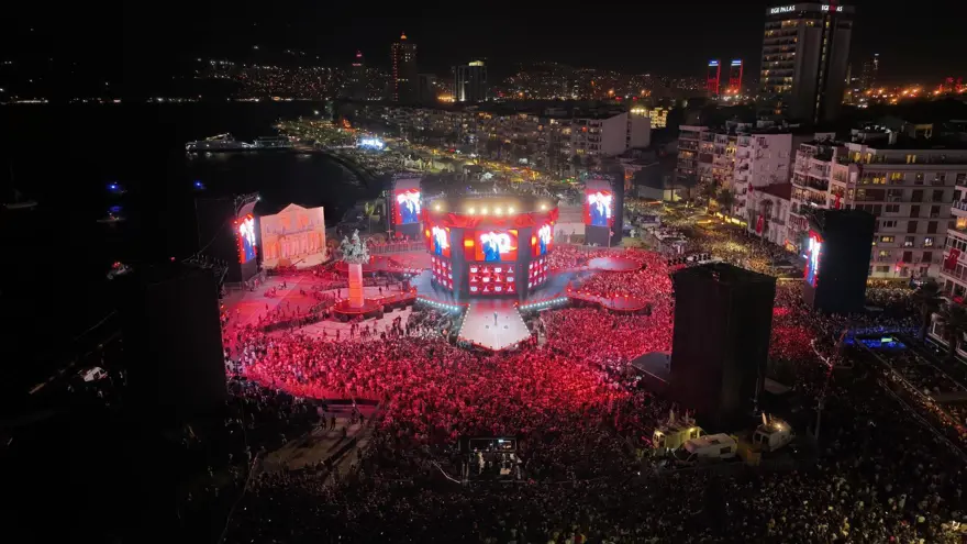 İzmir’de kurtuluş günü coşkusu: Tarkan konserine yüz binlerce kişi akın etti 4