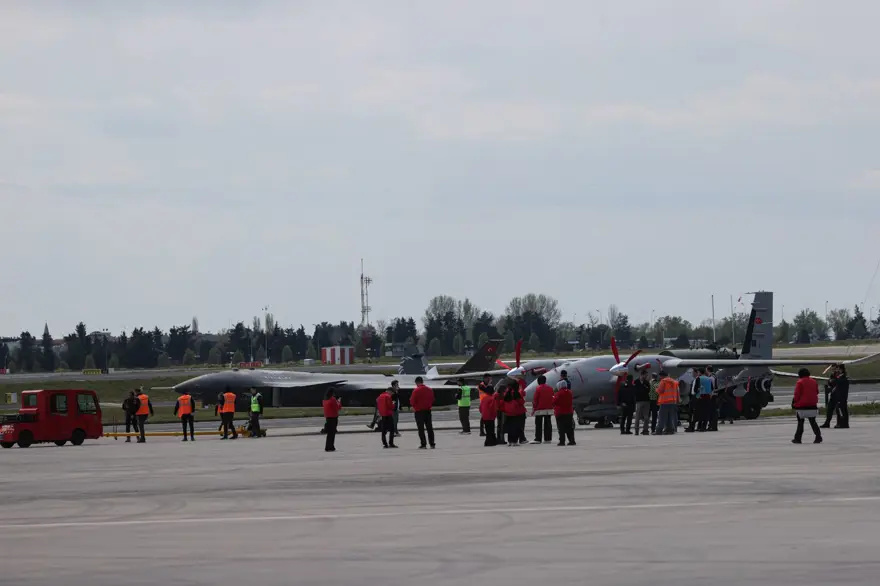 Kızılelma, TEKNOFEST'e katılmak için Atatürk Havalimanı'nda 12 Kızılelma, TEKNOFEST'e katılmak için Atatürk Havalimanı'nda 12