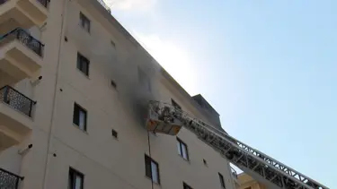 İstanbul'da beş katlı binada yangın: Can pazarı yaşandı