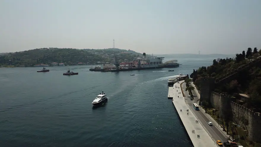 Pioneering Spirit, İstanbul Boğazı'ndan geçti 14