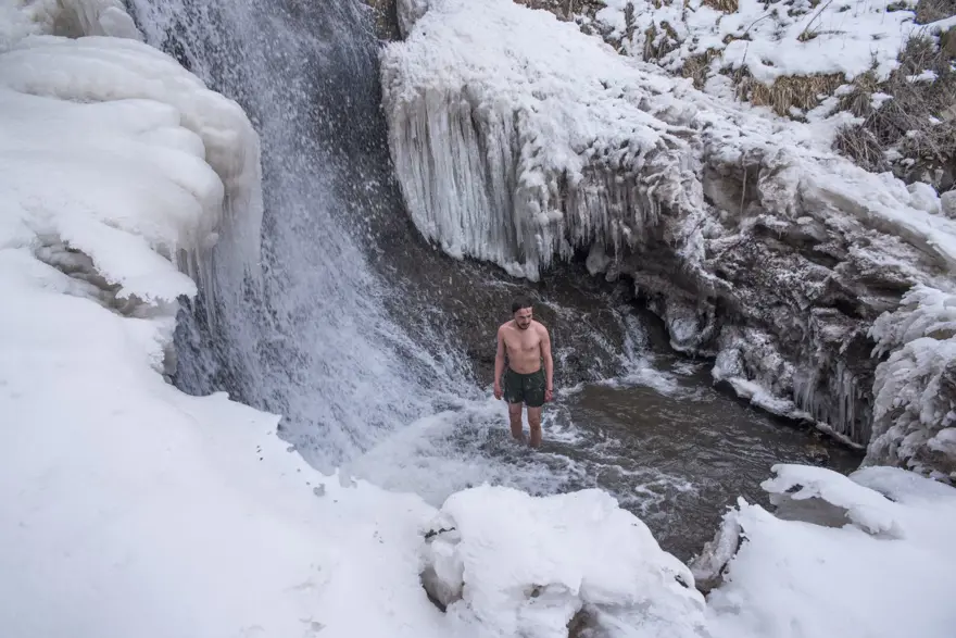 İskandinav ülkelerinde gördü, Susuz Şelalesi'nde buzlu suya girdi 1