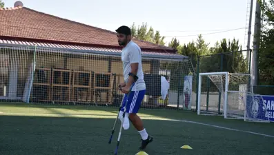 Akıma kapılıp bacağını kaybetti: Futbolla hayata tutundu