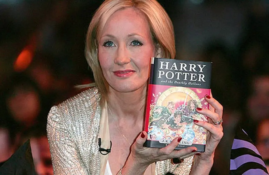 Kendini Ukrayna Başkanı Vladimir Zelenski olarak tanıtan Rus komedyen J. K. Rowling'e şaka yaptı 7