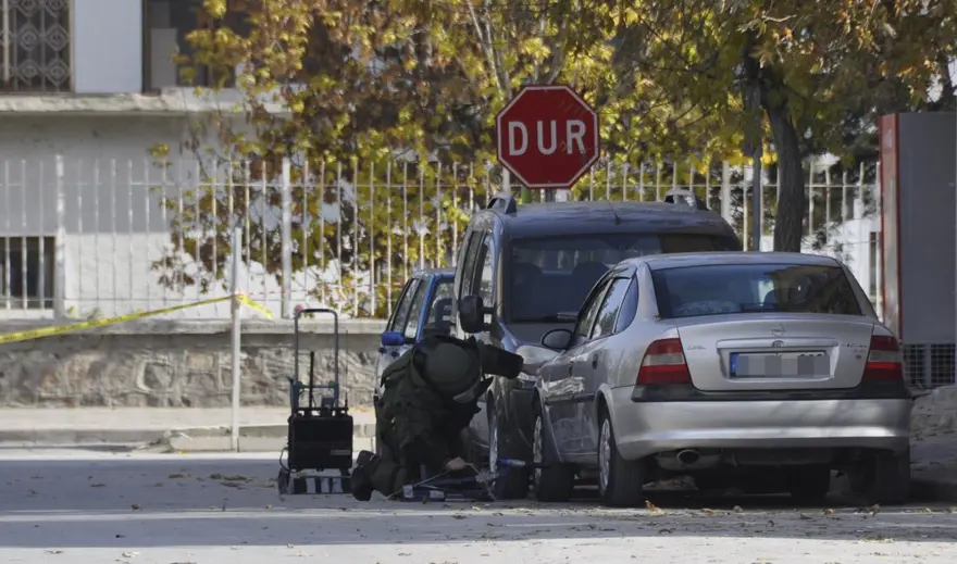 Konya'da polis memurunun aracına bomba 2 Konya'da polis memurunun aracına bomba 2