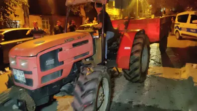 Fenalaşıp düştüğü traktörün altında kalıp öldü