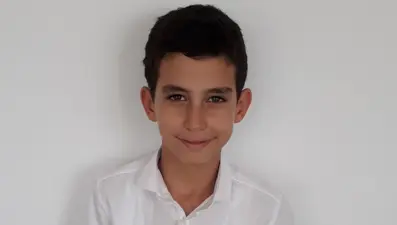 İşitme engelini ameliyat ve eğitimle aştı