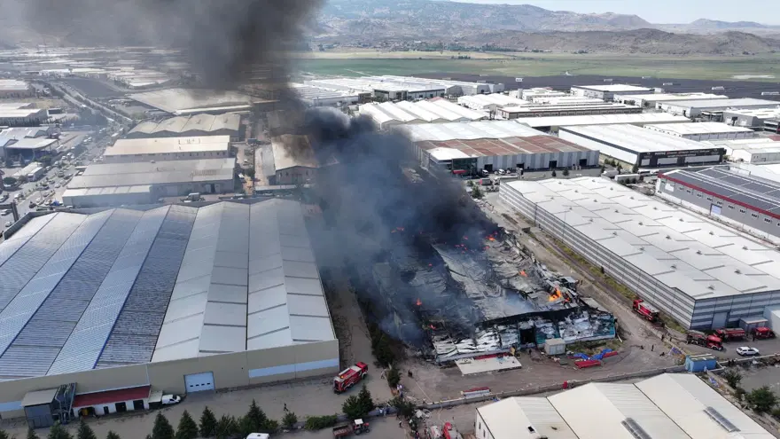 Kayseri'de mobilya fabrikasında yangın Kayseri'de mobilya fabrikasında yangın