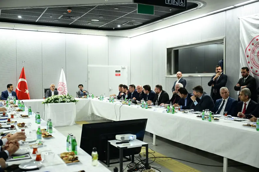 "ULAŞIM SORUNUNU YÜZEYDEN ÇÖZMEK MÜMKÜN DEĞİL" 5