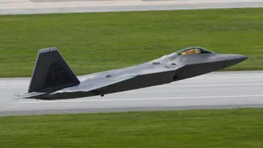 'Hayalet'ten sonra F-22 ile gözdağı