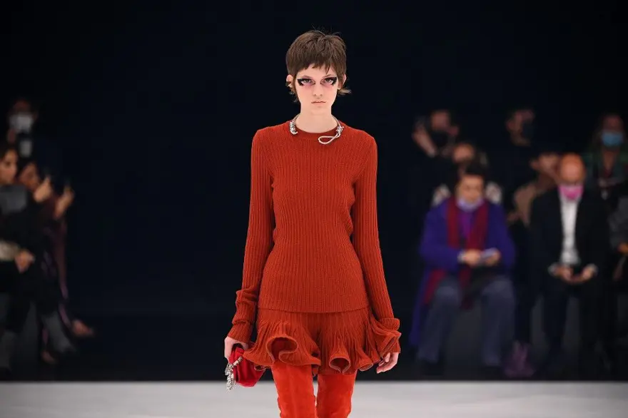 Givenchy'nin kolyesi tartışmaya neden oldu 3 Givenchy'nin kolyesi tartışmaya neden oldu 3