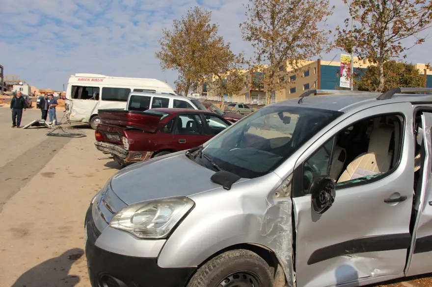 El freni çekilmeyen vinç 11 araca çarparak durdu 