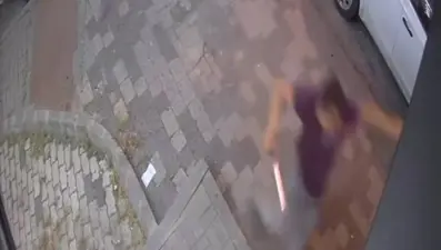 İş yerine çağırdı, eski çalışanını satırla kovaladı