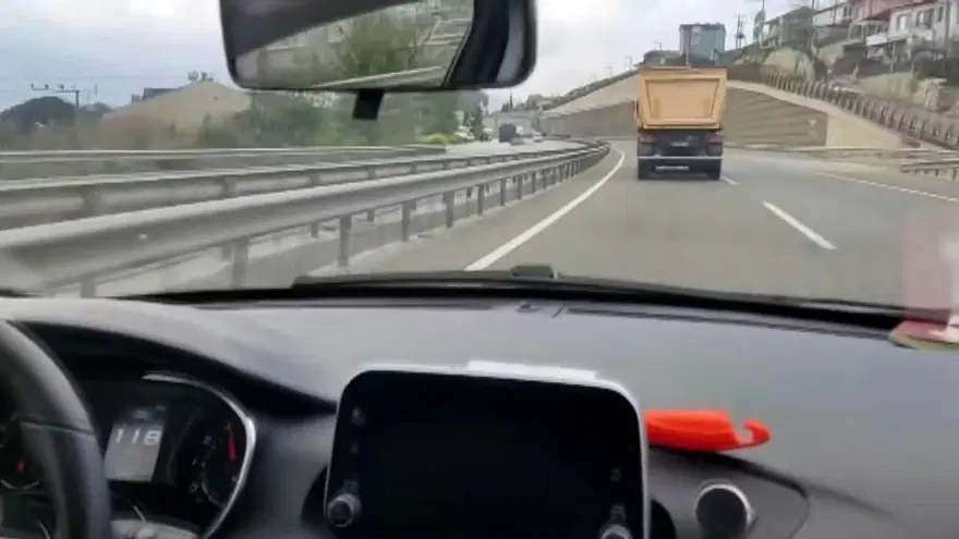 Ne yaptıysa yetişemedi! Trafiği birbirine katan kamyona ceza 1