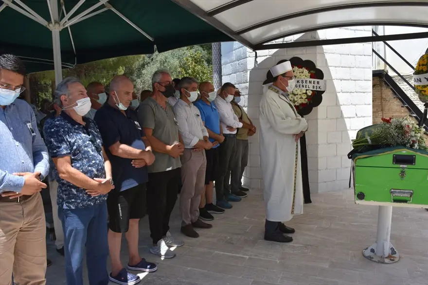 Oyuncu Ali Demirel son yolculuğuna uğurlandı 4 Oyuncu Ali Demirel son yolculuğuna uğurlandı 4