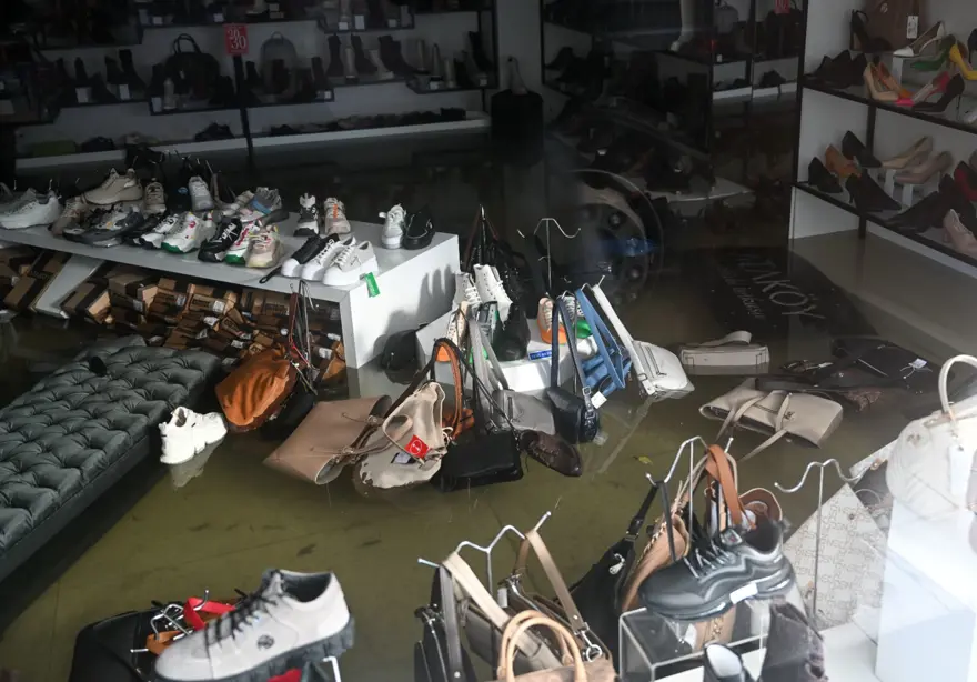 İzmir'i sağanak ve fırtına vurdu: Kıyı şeridi su altında! 23