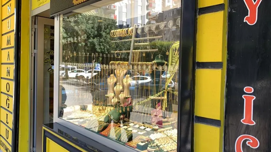 Adana’da kasklı kuyumcu soygunu: İş yeri sahibini vurup altınlarıtopladı 