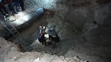 Motosikletle parktaki 5 metrelik çukura düştü